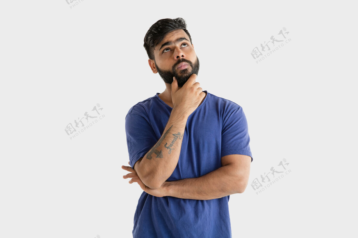 衬衫美丽的男性半身肖像隔离在白色的工作室背景年轻感性的印度教男子在蓝色衬衫面部表情 人类情感 广告概念思考或选择站立减肥惊讶