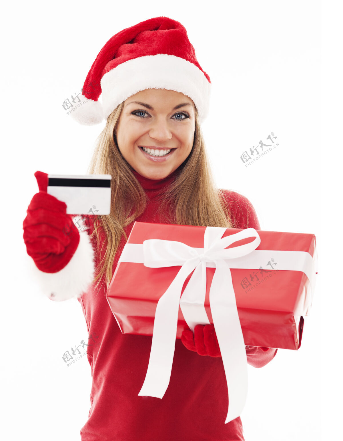 微笑有红色礼物和信用卡的快乐女人美丽给予购买
