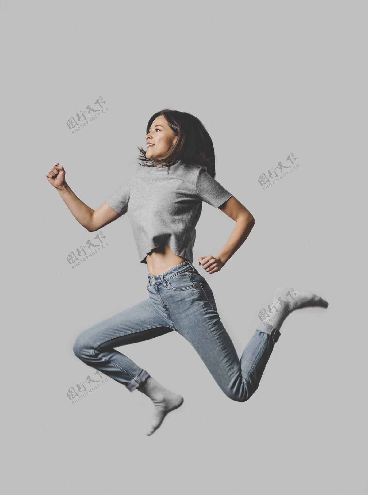 市民笑脸女人在空中跳跃的侧视图姿势人类快乐