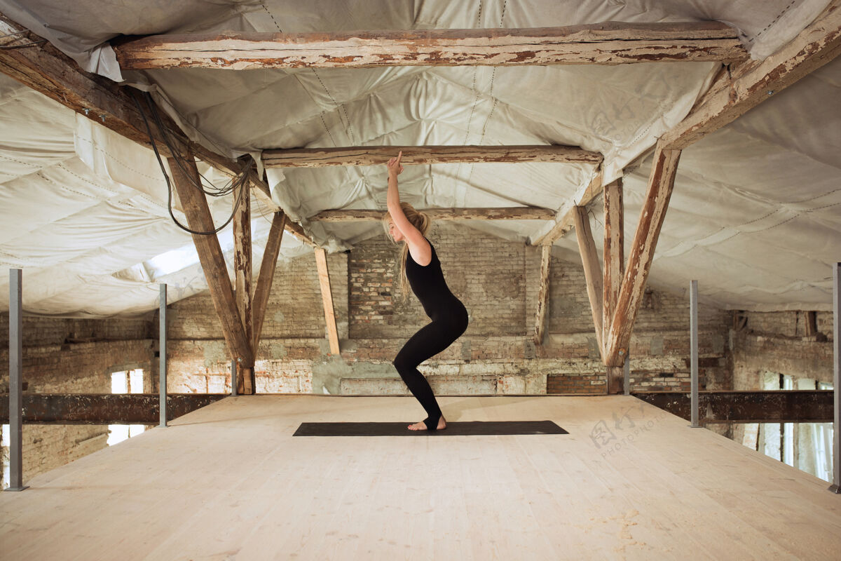 建筑安静一位年轻的运动女性在废弃的建筑上练习瑜伽身心健康平衡健康生活方式的概念 运动 活动 减肥 专注户外工业身体