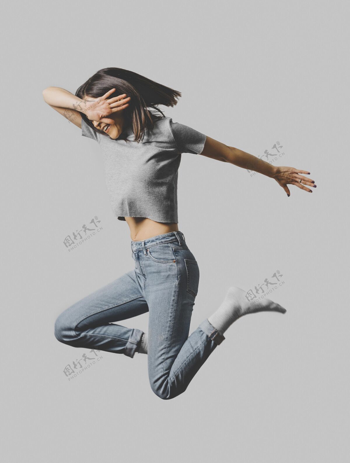 人类快乐女人在空中跳跃的侧视图人女人跳跃