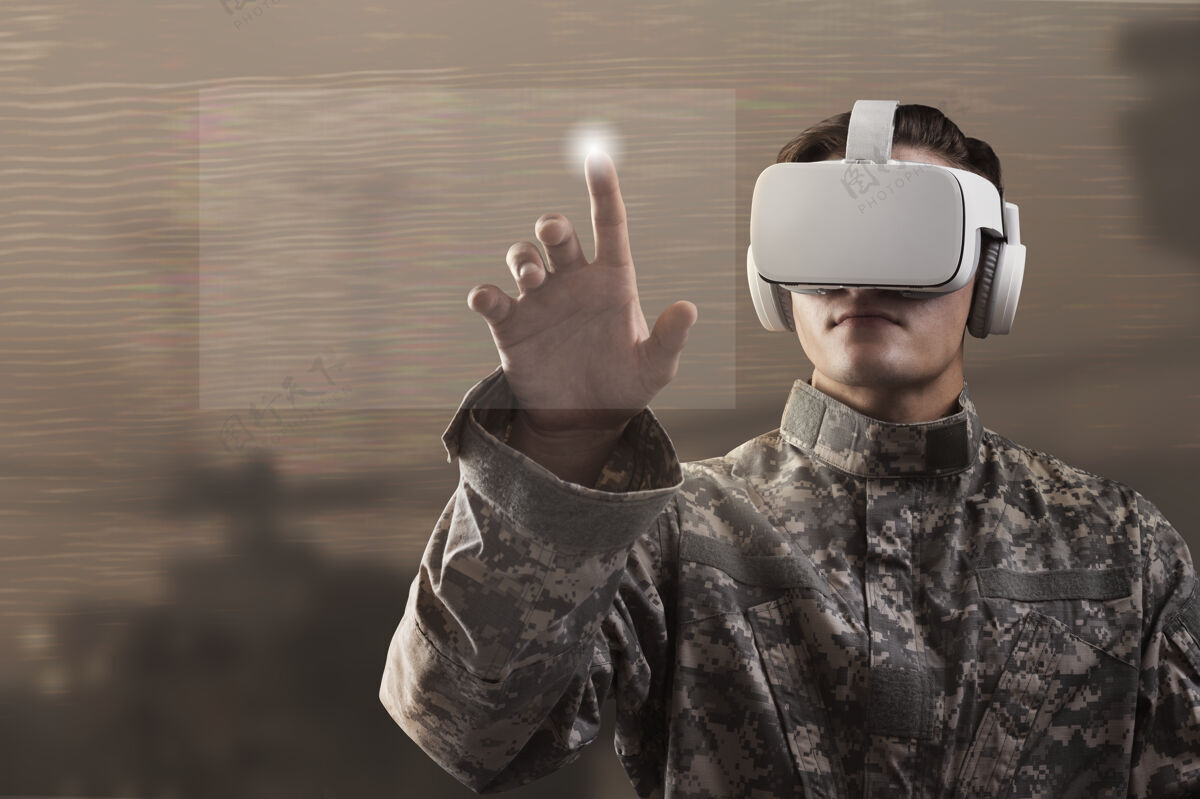 连接士兵在虚拟现实耳机触摸虚拟屏幕制服创新耳机