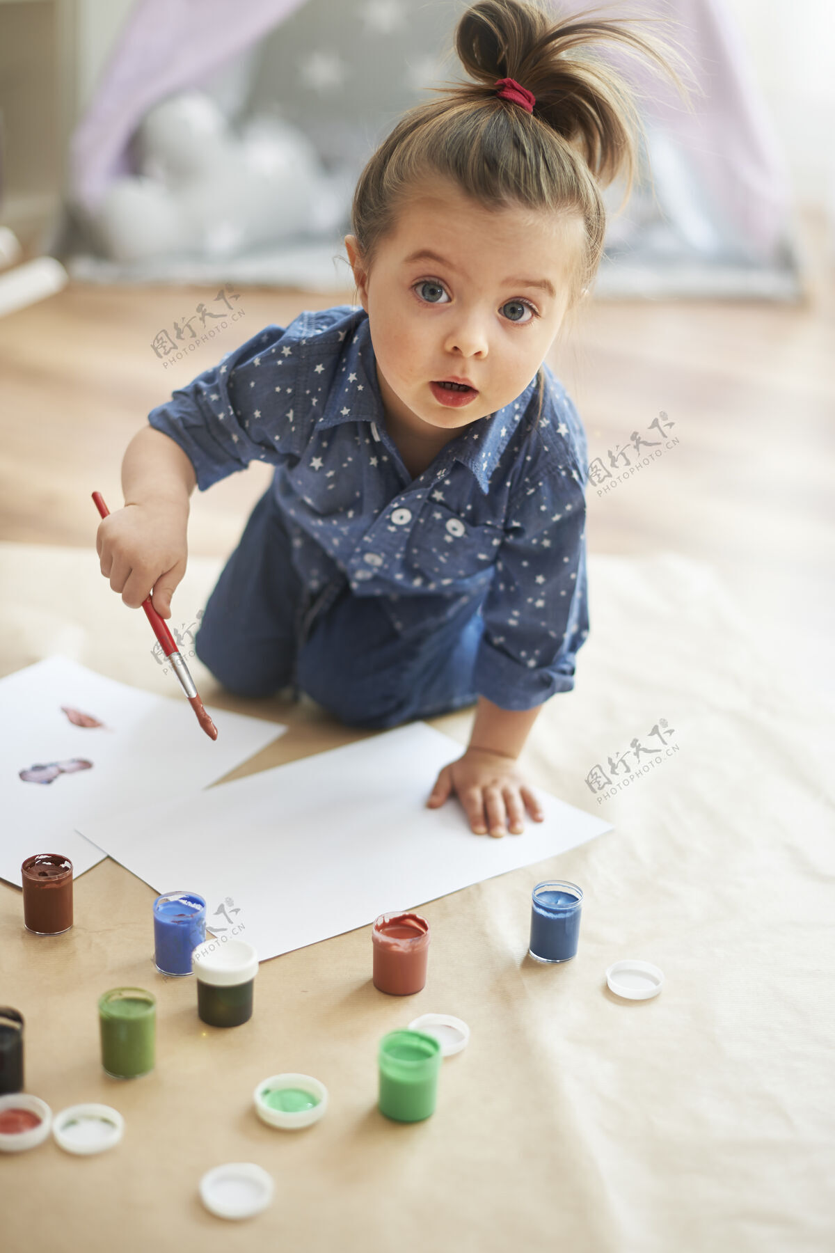 享受小女孩在画画抱着学龄前艺术