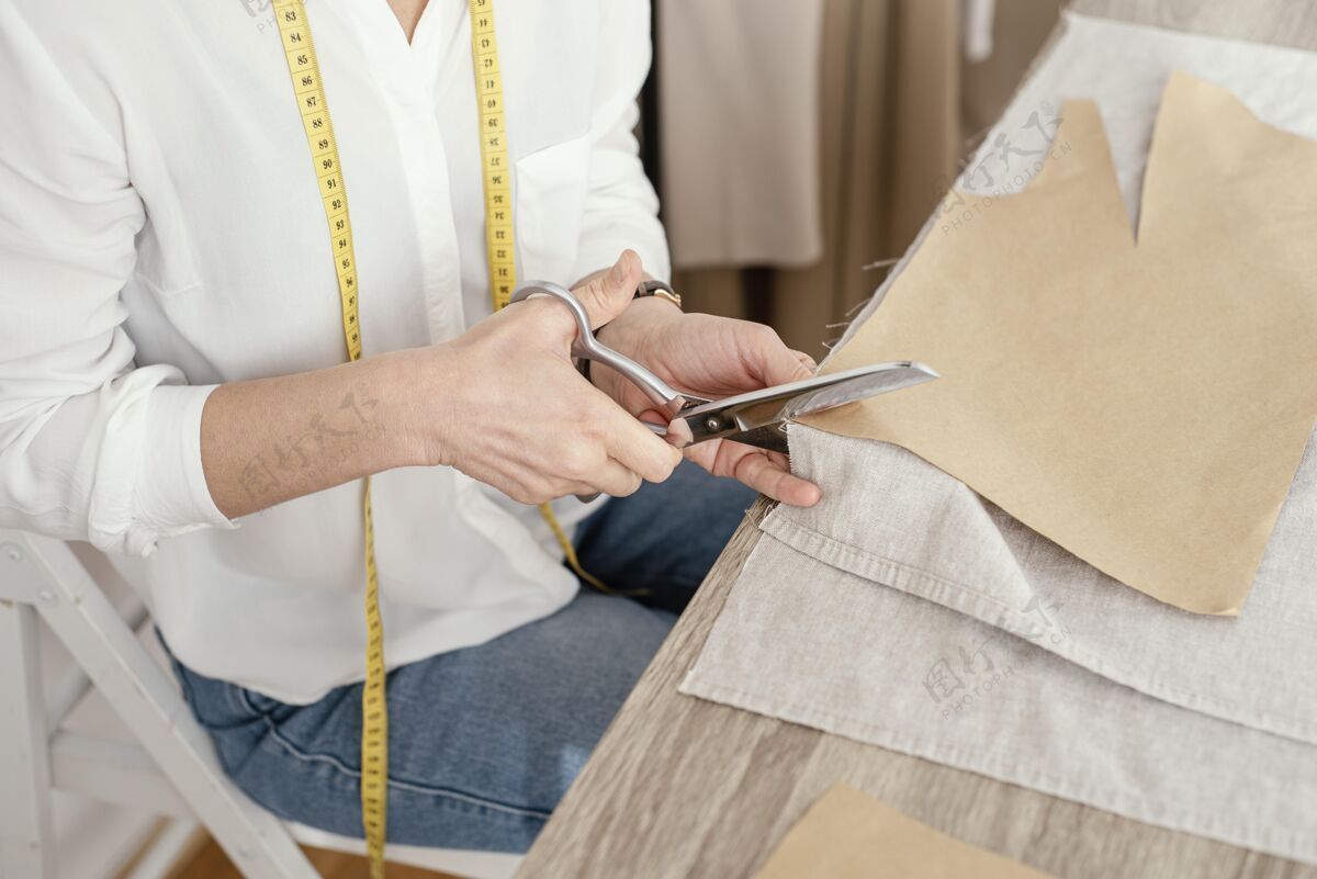 女高角度的女裁缝在工作室工作刺绣缝纫裁缝