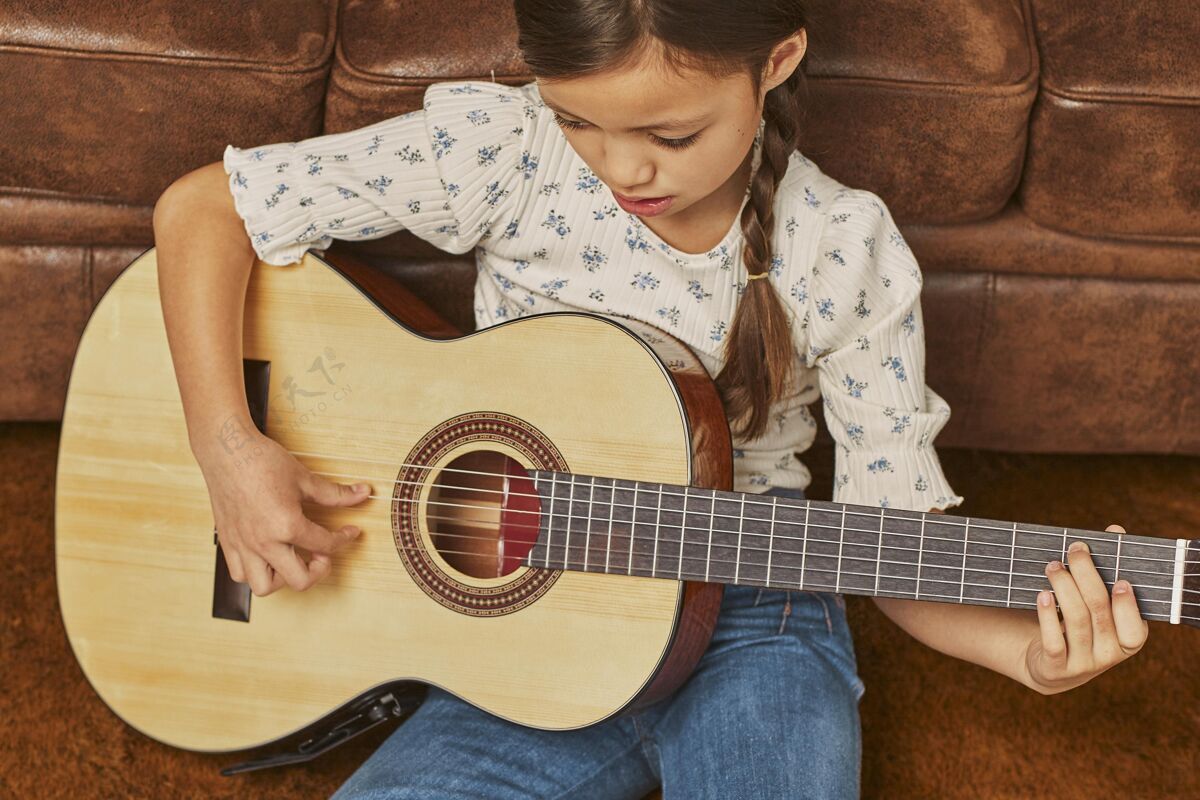 吉他在家弹吉他的女孩吉他手学习年轻