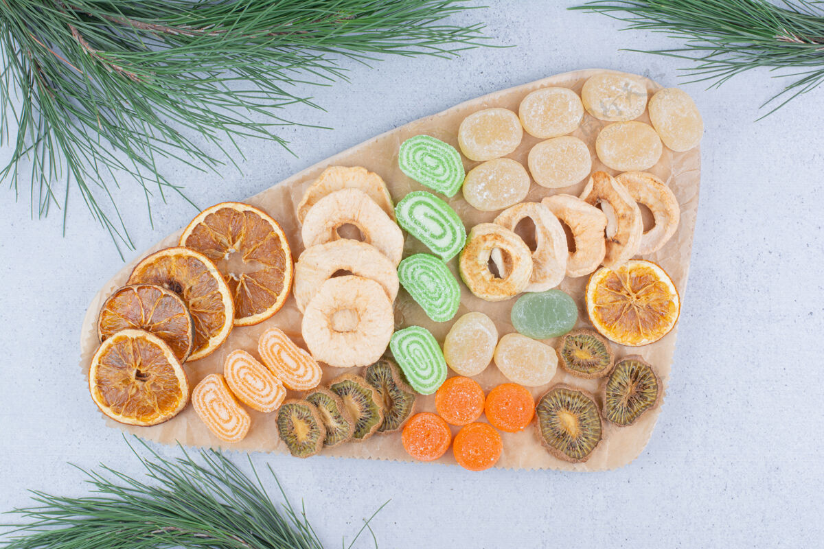甜点干果片和果酱糖放在木板上切片猕猴桃零食