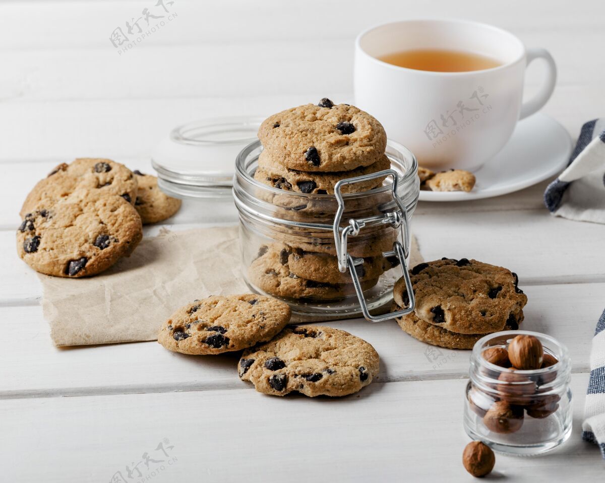 美味桌上有美味的饼干和一杯茶包装美味杯子