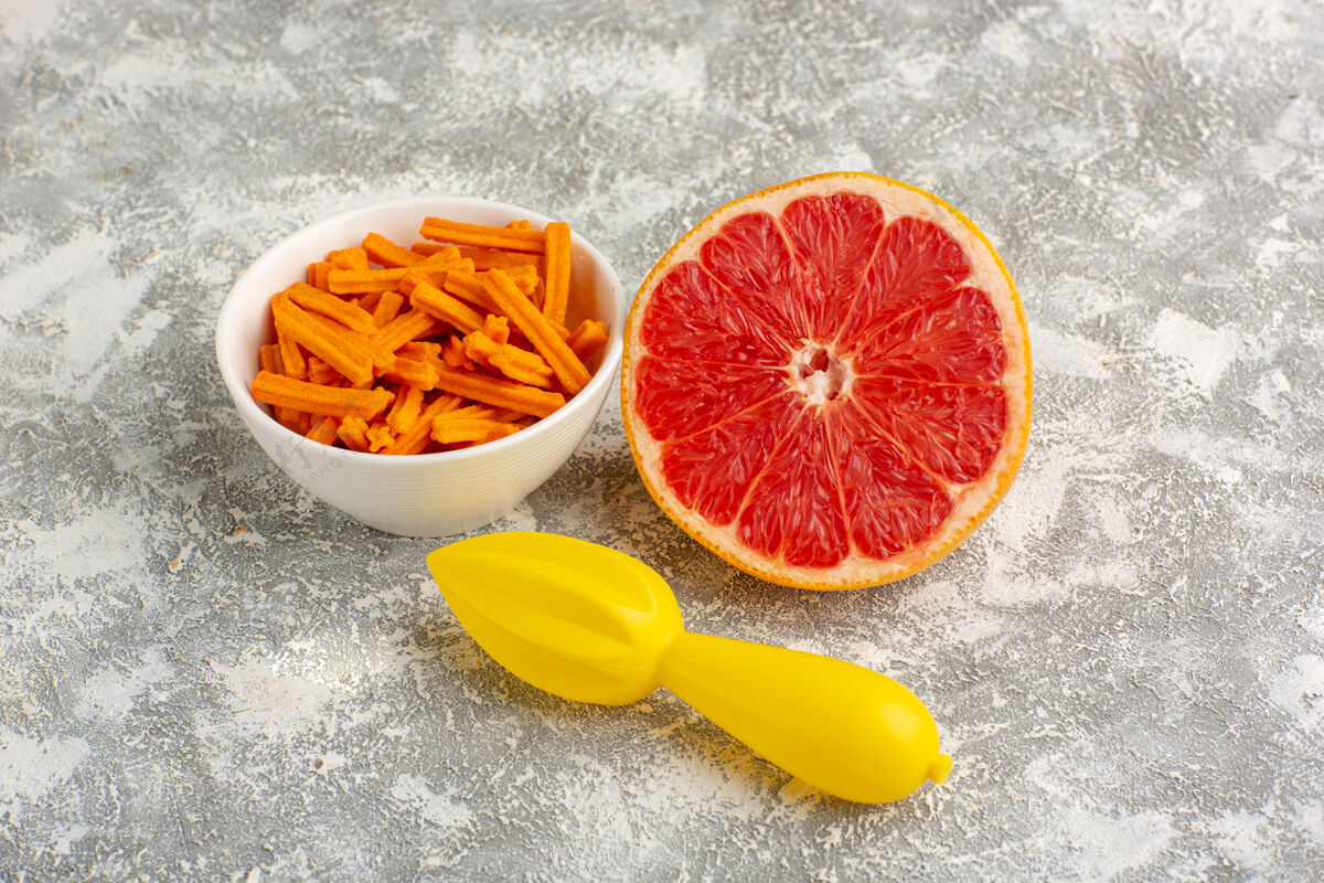 可食用水果白色书桌上的橙色拉斯克葡萄柚柑橘零食酥脆