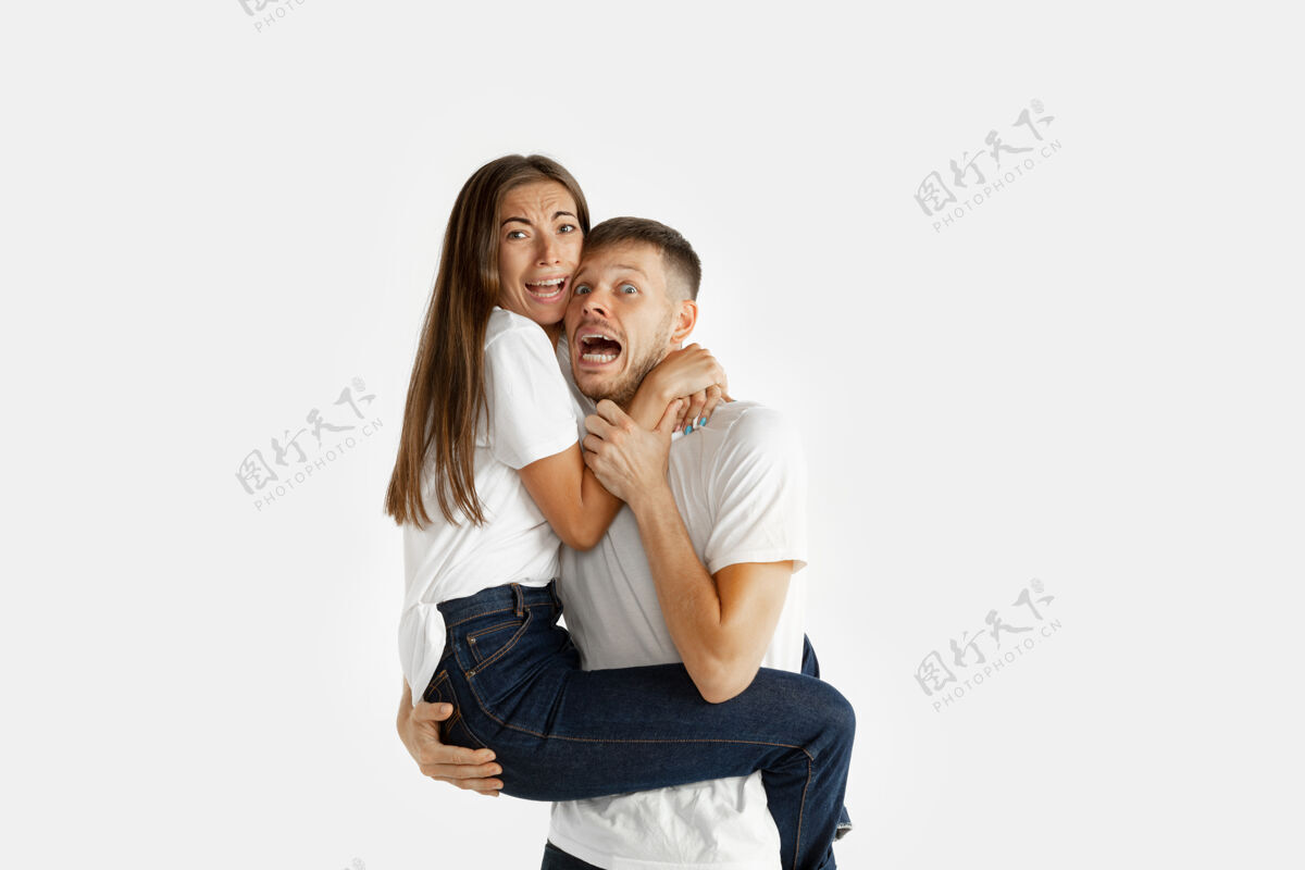年轻美丽的年轻夫妇的肖像被隔离在白色的工作室背景上面部表情 人类情感 广告 关系概念男人和女人抱在一起 看起来很害怕 尖叫情绪衬衫消极