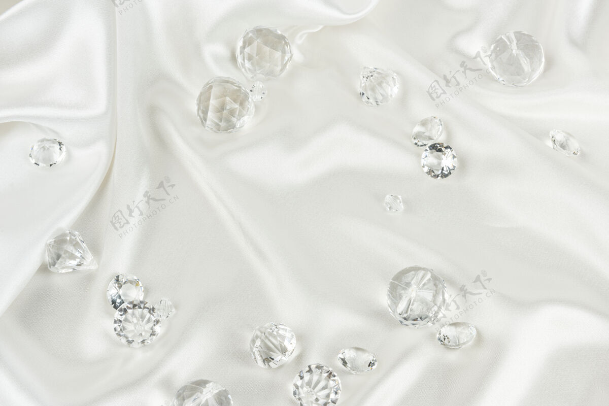 优雅白色织物上装饰性的透明钻石奢侈品面料装饰