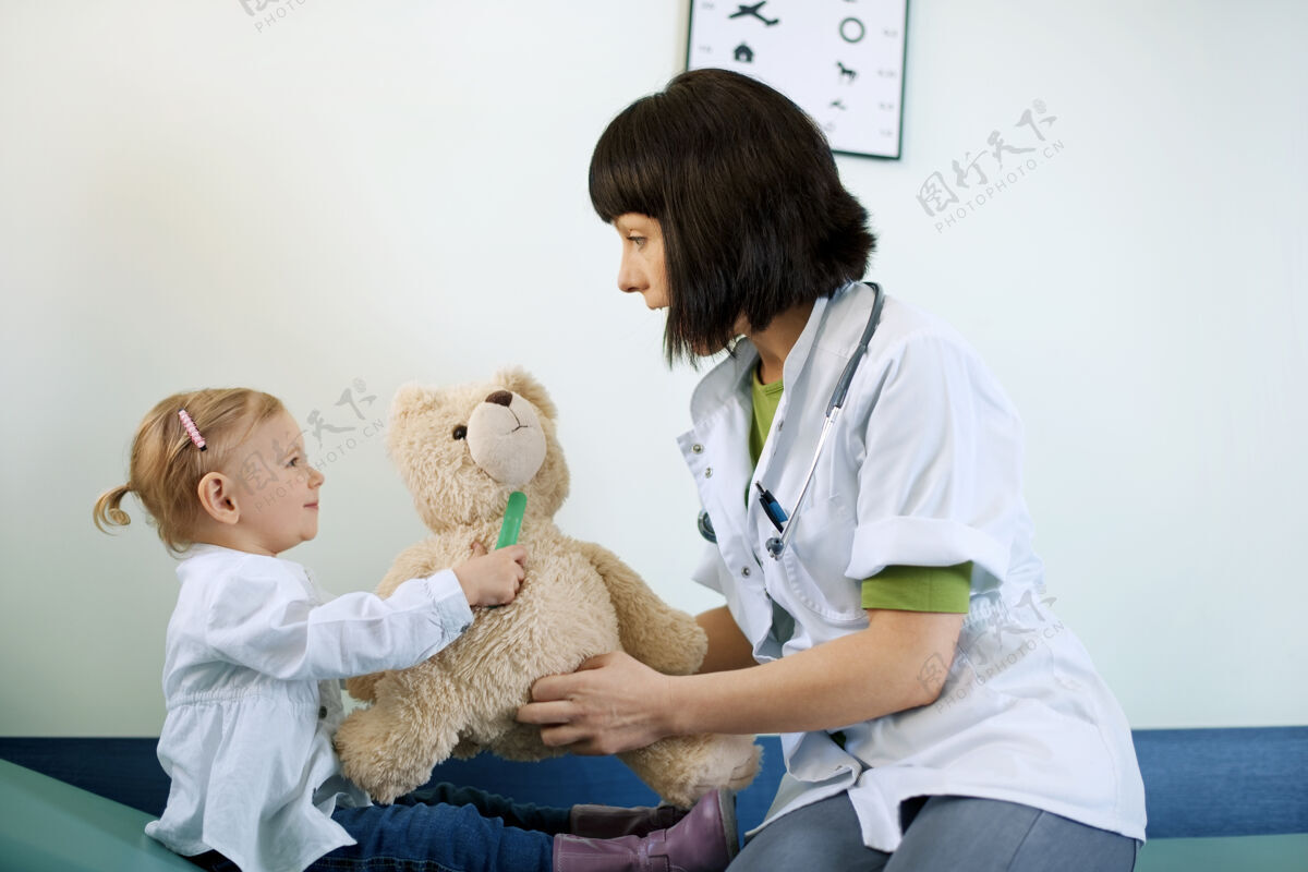 健康生活方式儿科医生在医生办公室和孩子玩职业医生听诊器
