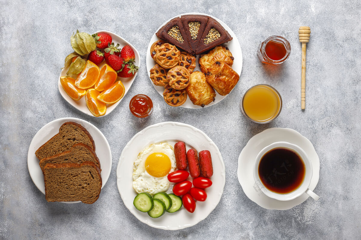面包早餐盘子里有鸡尾酒香肠 煎蛋 樱桃番茄 糖果 水果和一杯桃子汁土耳其新鲜水果