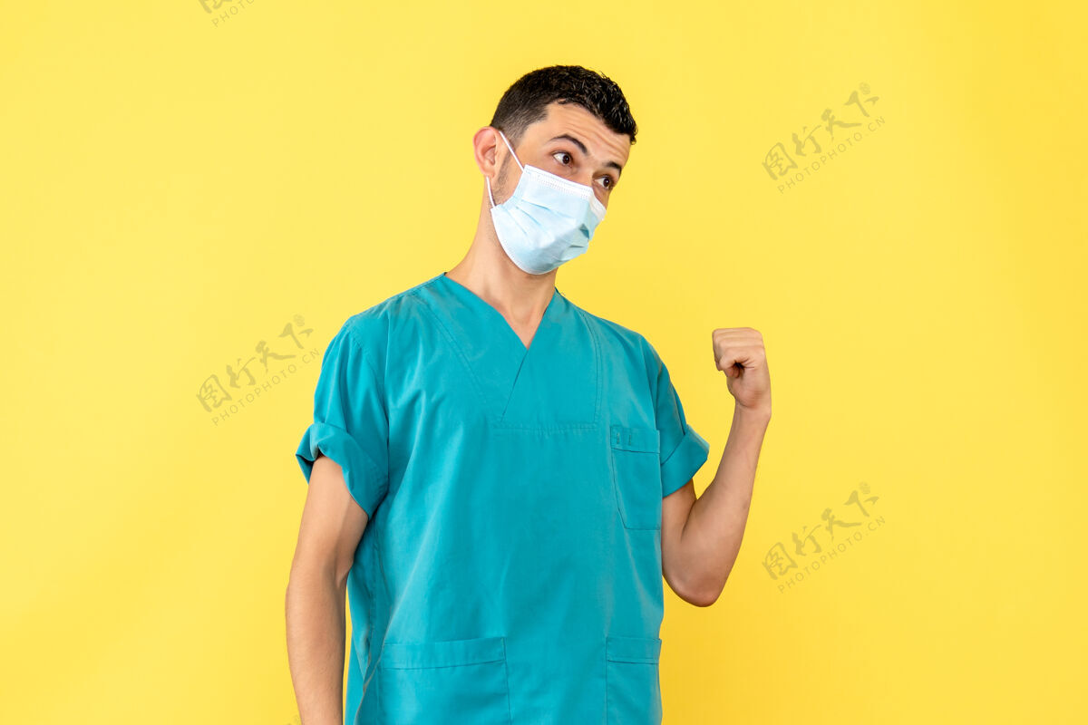 侧身一个戴口罩的医生对不戴口罩的人很生气面具人穿