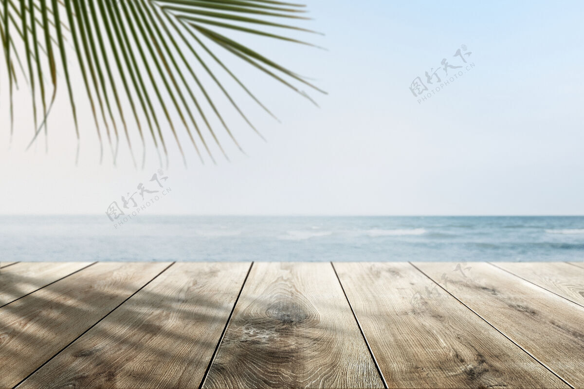树海滩产品背景与木制柜台海景阴影海浪