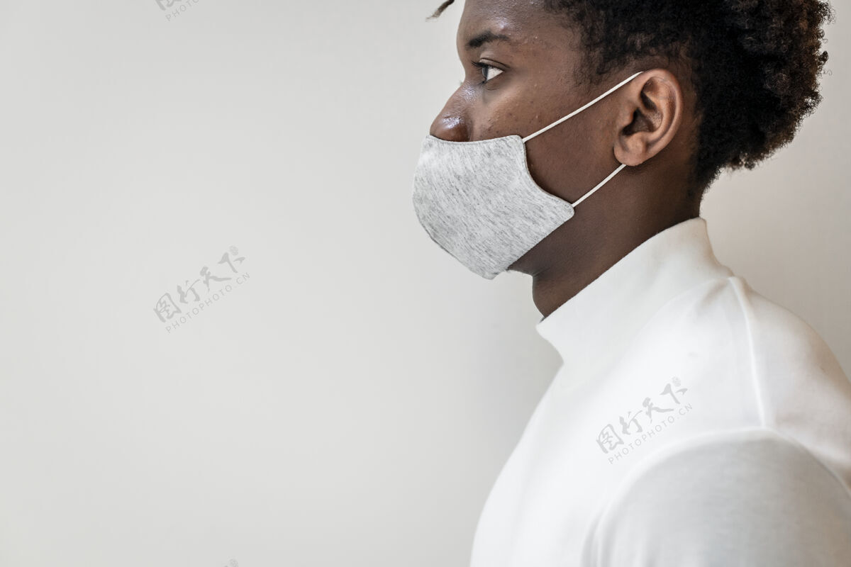 面具非洲裔美国人戴着口罩在新常态年轻时事通讯聪明