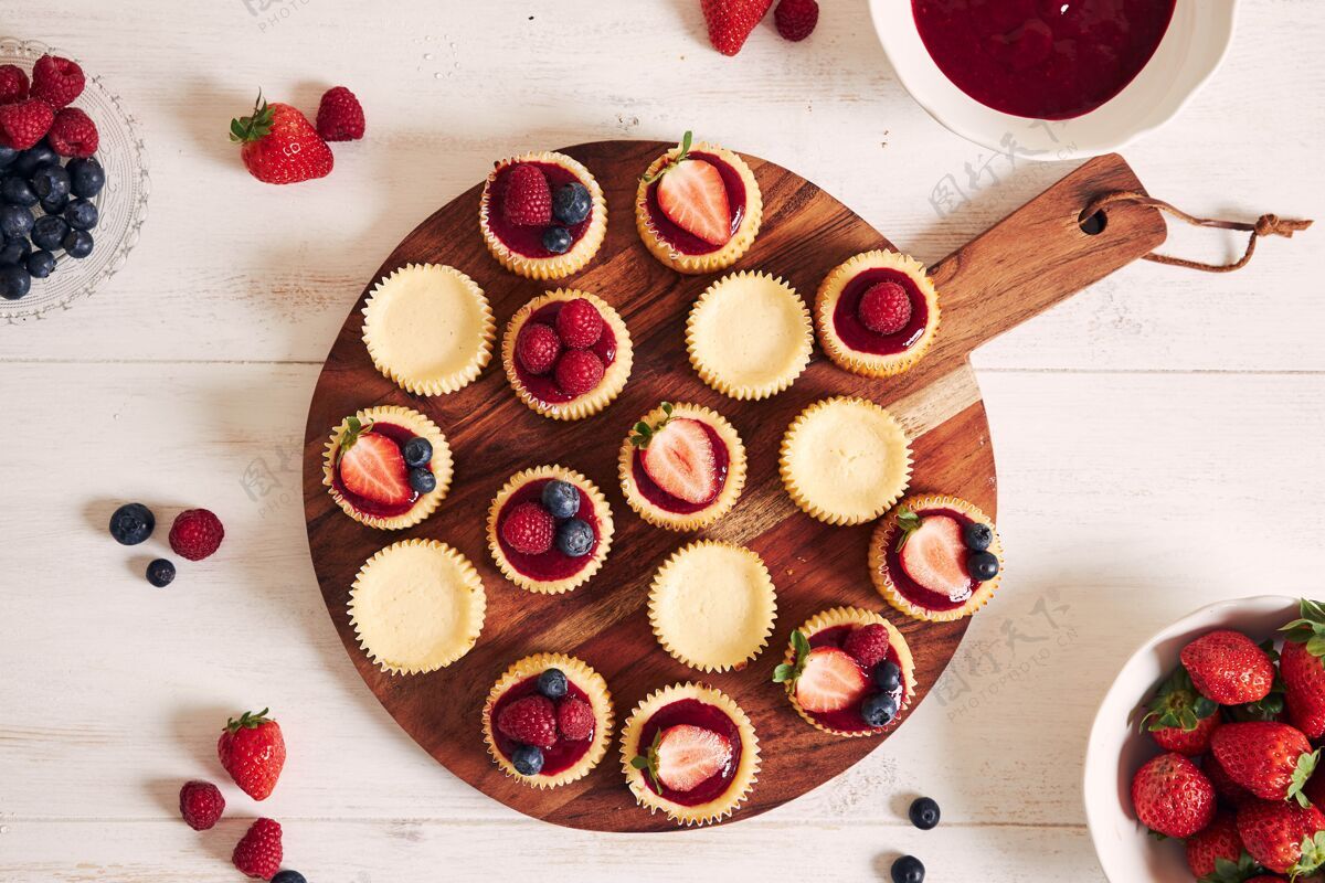 吃木盘上有水果果冻和水果的芝士纸杯蛋糕顶视图惊人的浆果