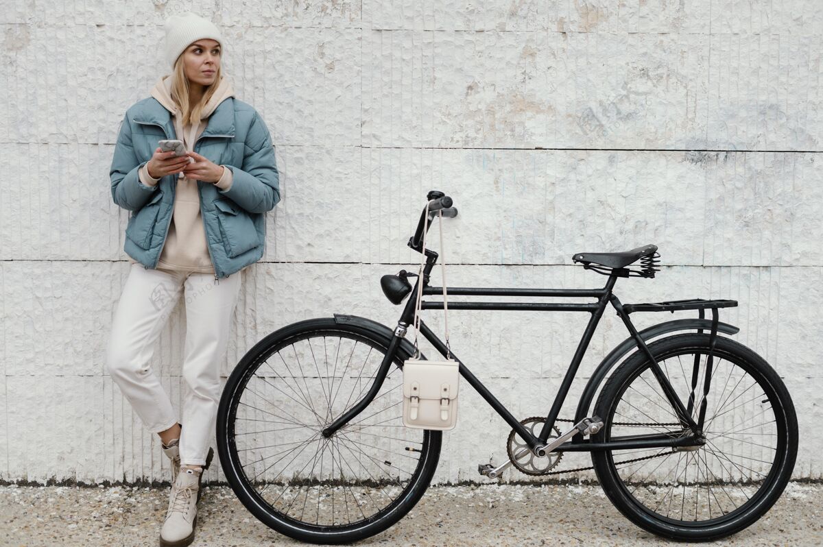 替代骑着自行车休息的女人城镇体育骑自行车