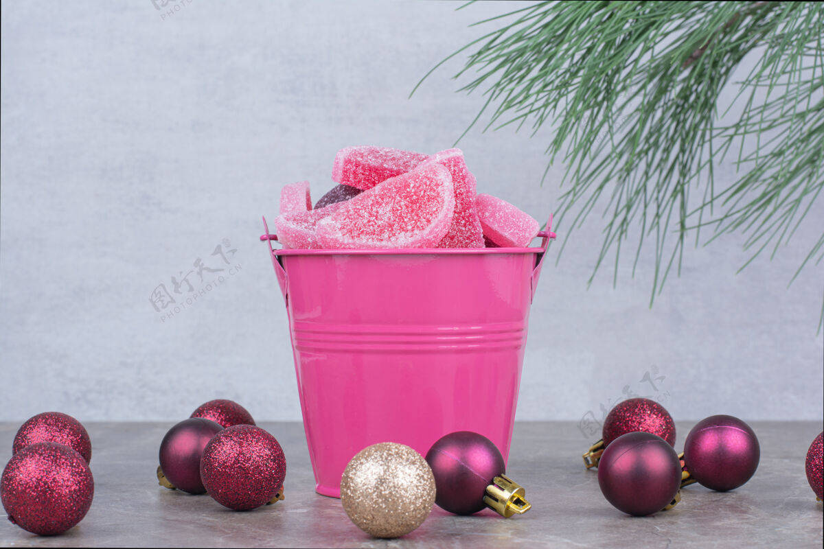 可口粉红色的桶 大理石背景上有糖果酱糖果桶甜味