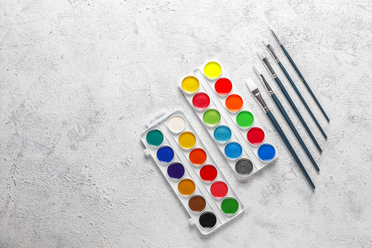调色板一套水彩颜料和画笔创意水彩学校