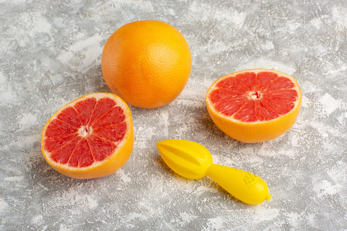 热带正面图新鲜的葡萄柚环 白色表面有多汁醇厚的柑橘多汁新鲜柑橘