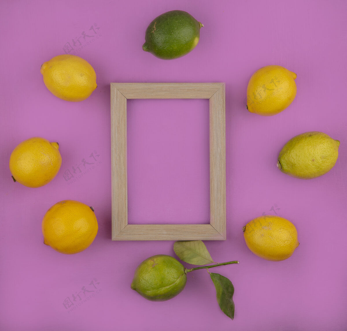水果顶视图复制空间柠檬与酸橙和粉红色背景上的框架新鲜柑橘柠檬