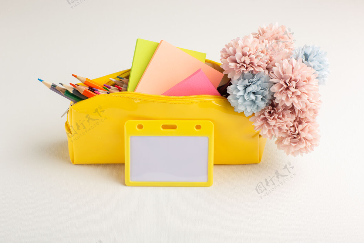 花正面图黄色铅笔盒 白色表面有彩色铅笔花和贴纸铅笔正面学校