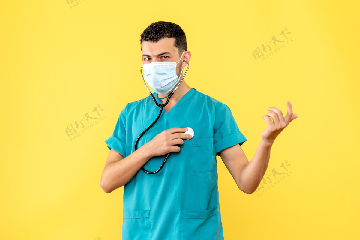 医院侧视传染病专家戴着口罩的医生帅哥护士肖像