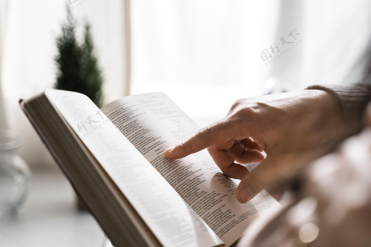 精神男人用手指阅读圣经的侧视图信条男性神学