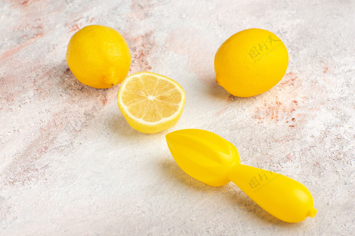果汁前视图新鲜的黄色柠檬切片和整个白色表面全可食用水果水果