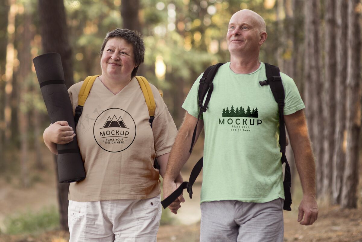 老年人一对老夫妇在露营时穿着一件模拟t恤户外探险妻子