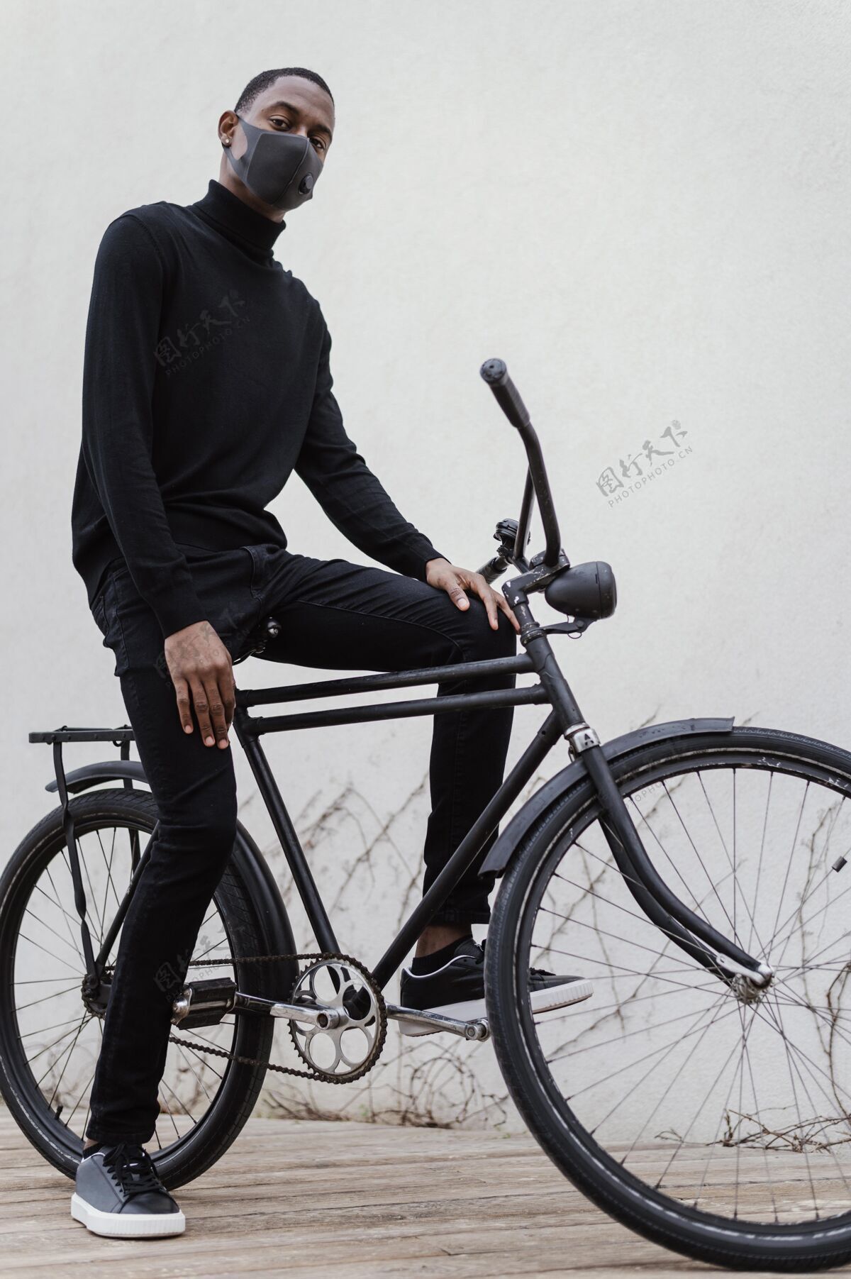 自行车男人戴着面具 骑着自行车齿轮骑自行车日光