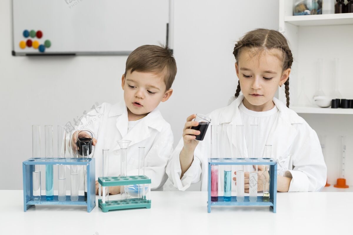 学习可爱的年轻孩子的正面图科学家们拿着试管在实验室里教育科学实验