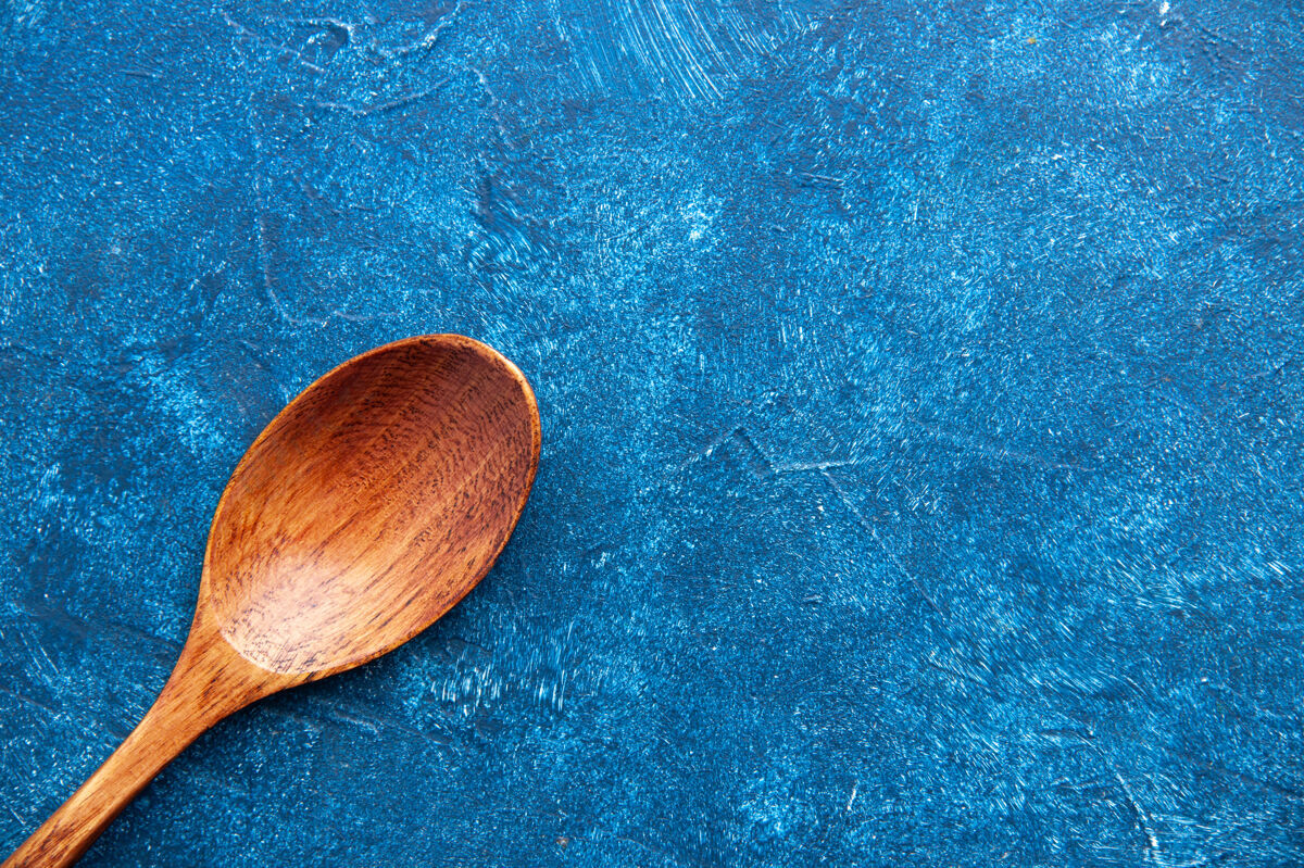 配料上半部分是蓝色桌子上的木勺 有复印空间坚果观点种子