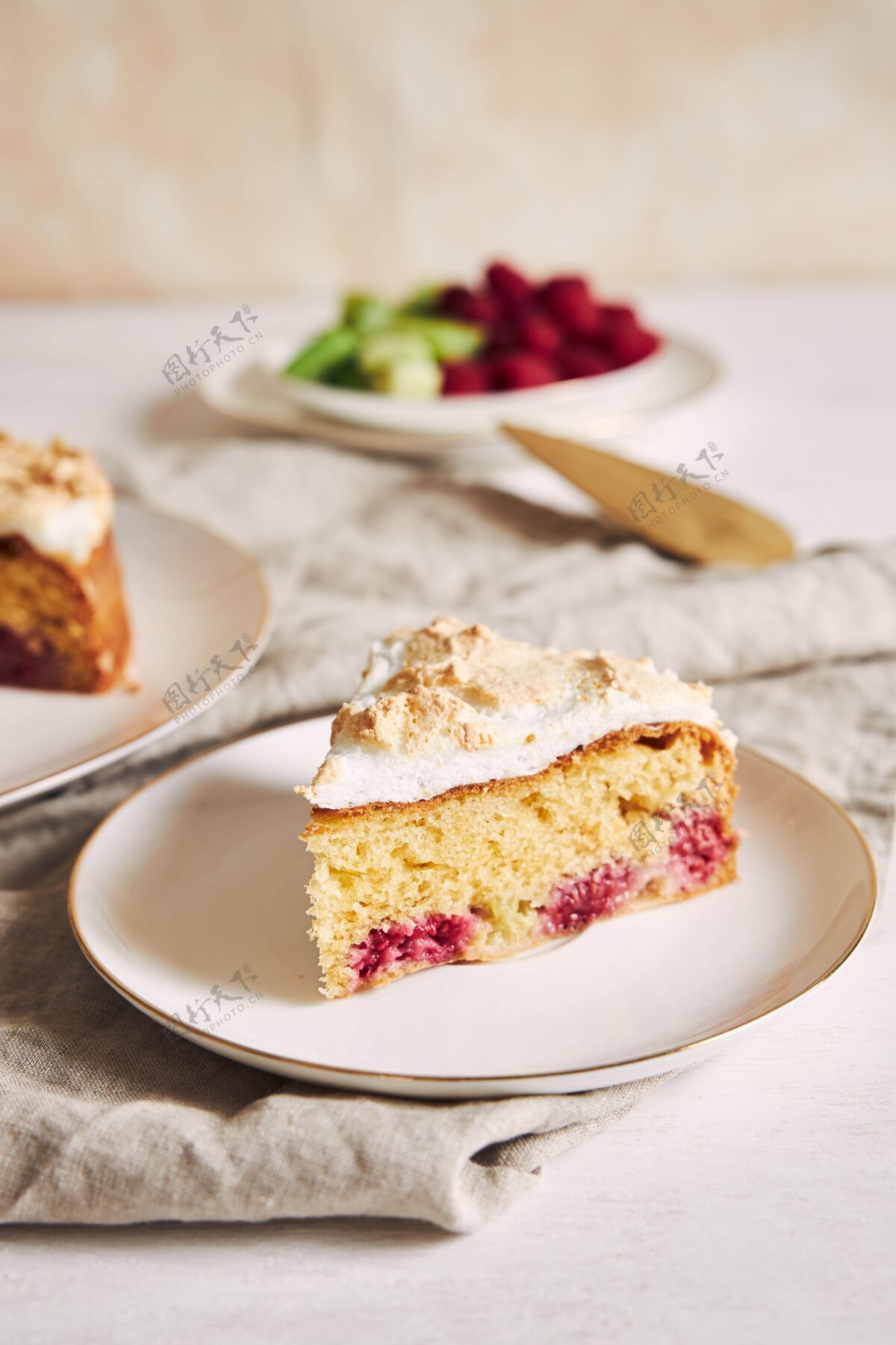 配料美丽美味的树莓大黄蛋糕 配料放在桌上盘子奶油桌子