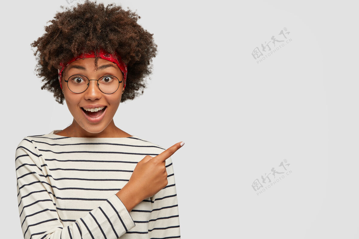 广告摄影棚拍摄的正面黑皮肤女孩戴着圆形透明眼镜眼镜情绪时尚