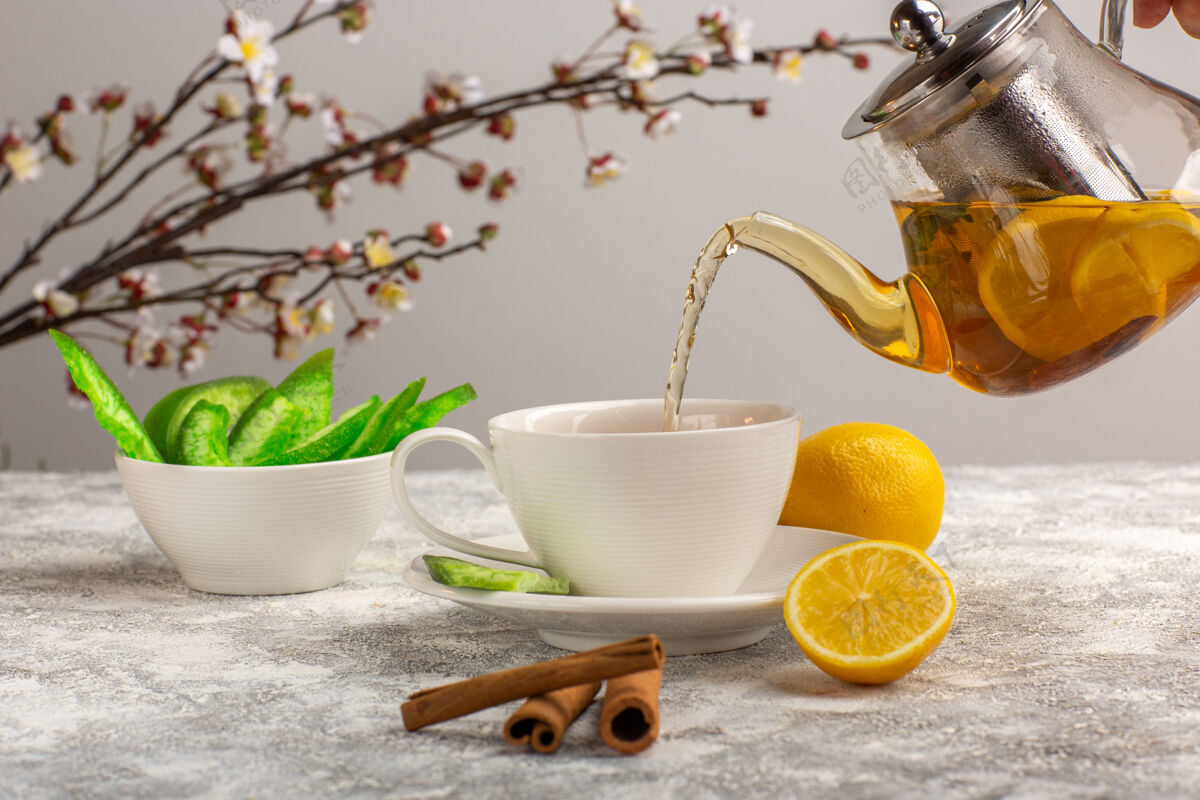 肉桂正面是一杯茶 表面是浅白色的柠檬和肉桂茶草药茶浅白色