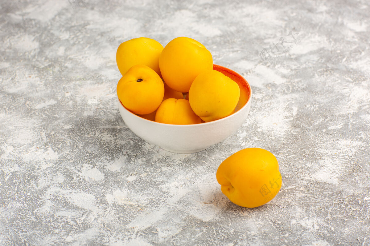 醇香正面是新鲜甜杏黄色水果 白色表面水果杏可食用水果