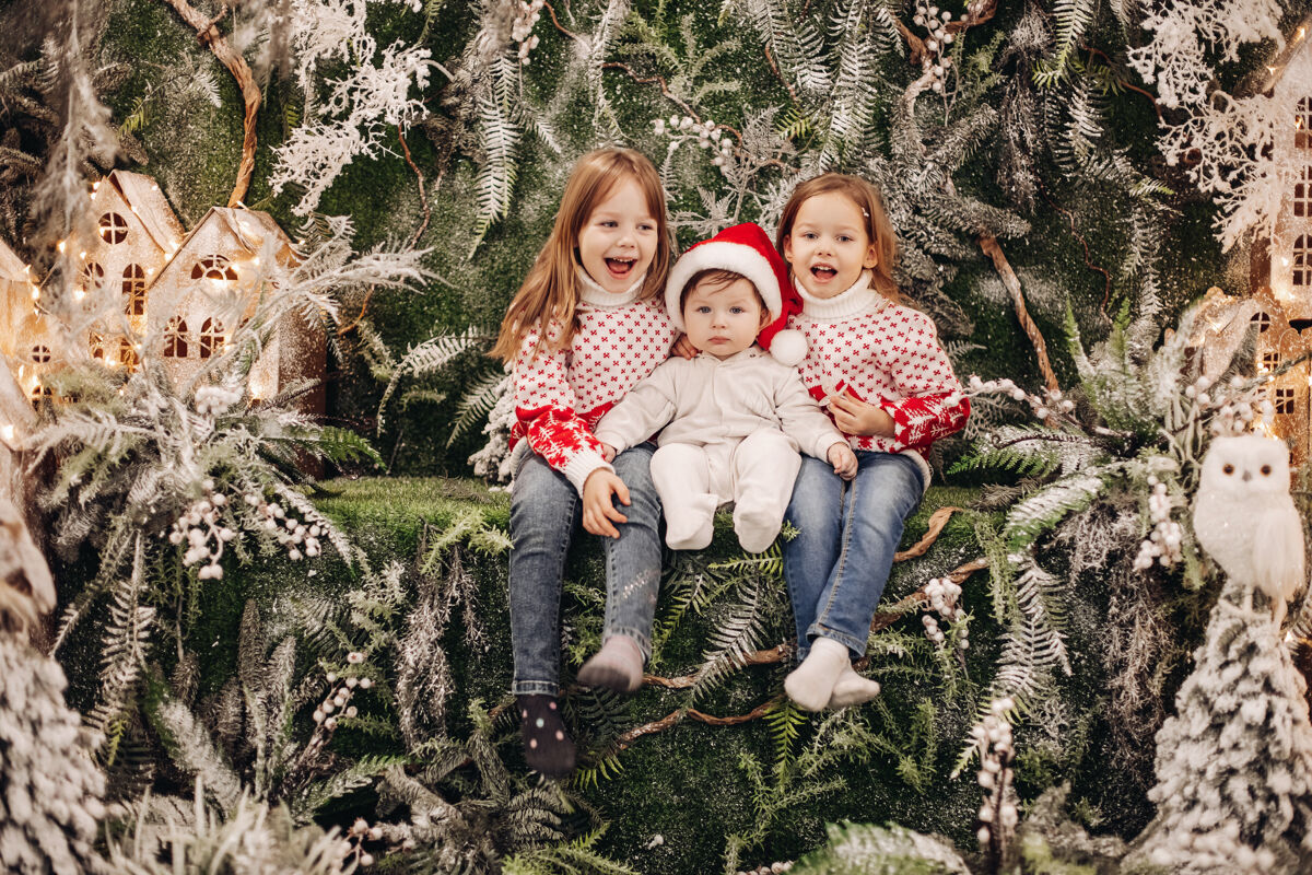 毛衣孩子们站在圣诞装饰的上层圣诞快乐圣诞装饰