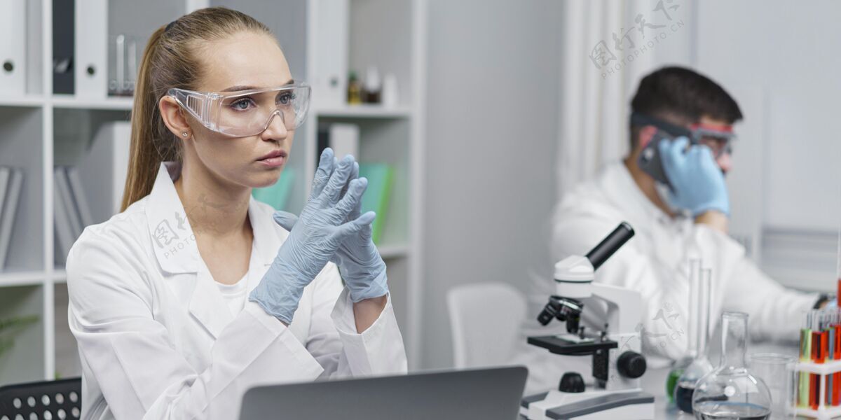 试管实验室里戴着安全眼镜的女研究员知识分子技术员实验室技术员