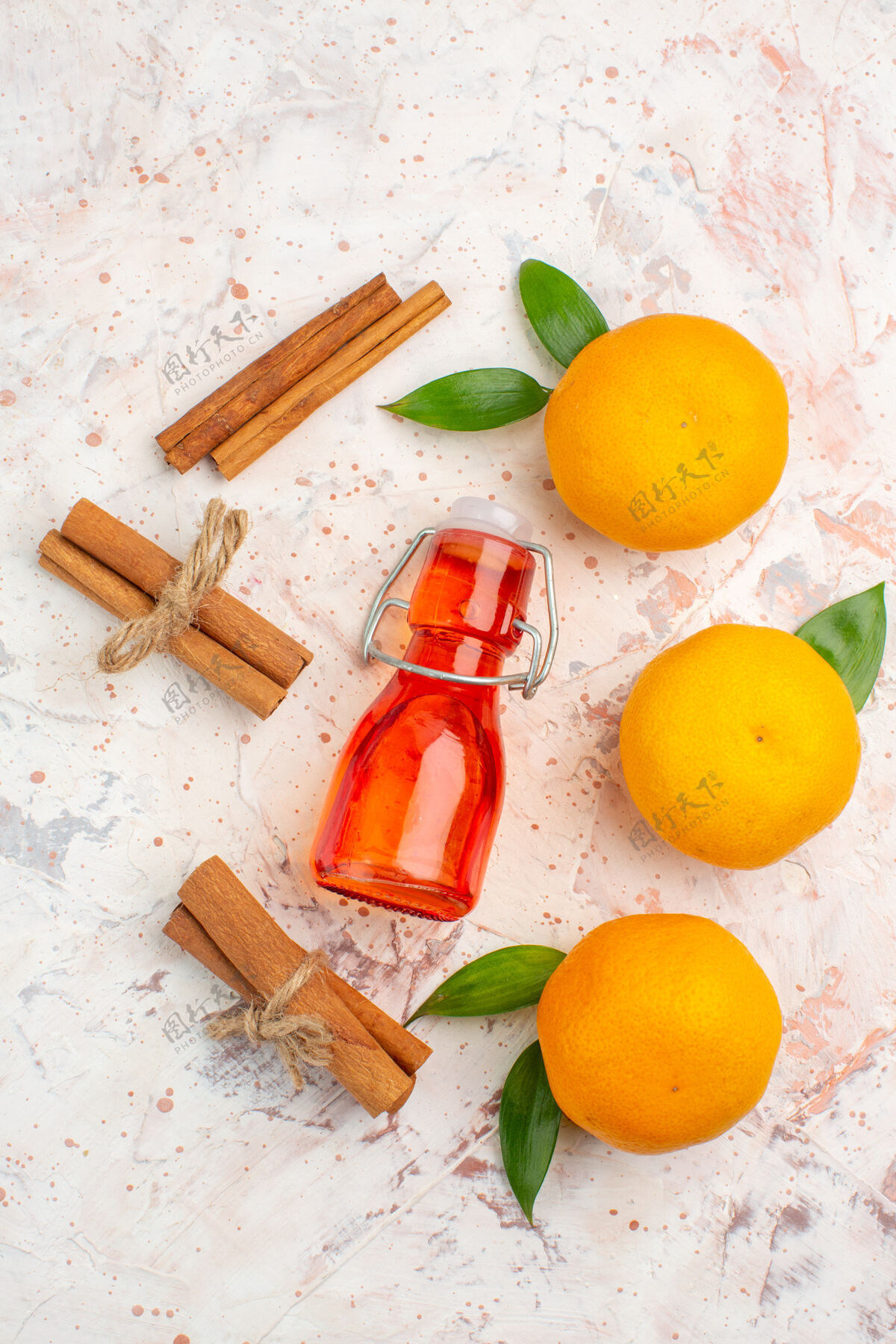 果汁顶视图新鲜柑桔肉桂棒瓶在明亮的表面新鲜的柑橘视野新鲜