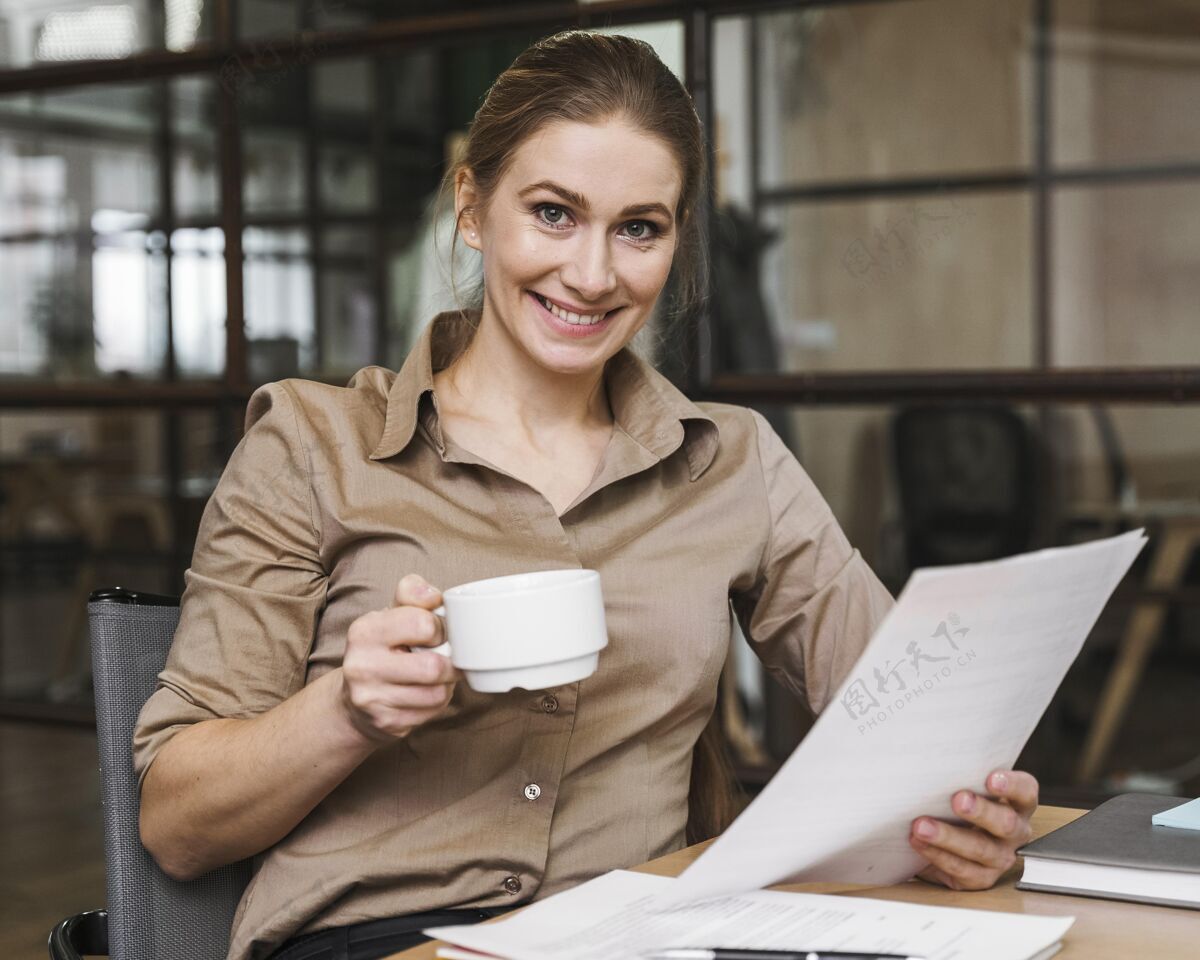 女人笑脸女商人喝咖啡看报纸职业事业女人