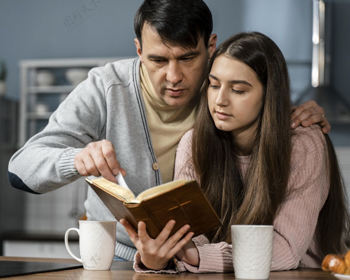 圣经男人和女人在读圣经男人女人信仰