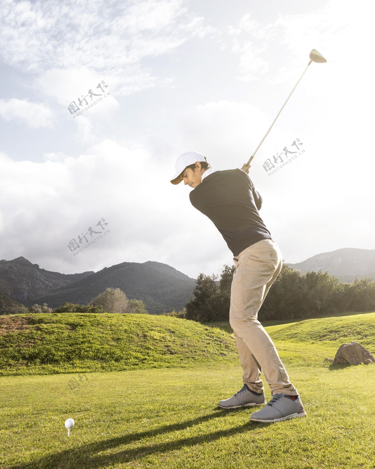 活动在球场上练习高尔夫的男子侧视图黄金消遣复制空间