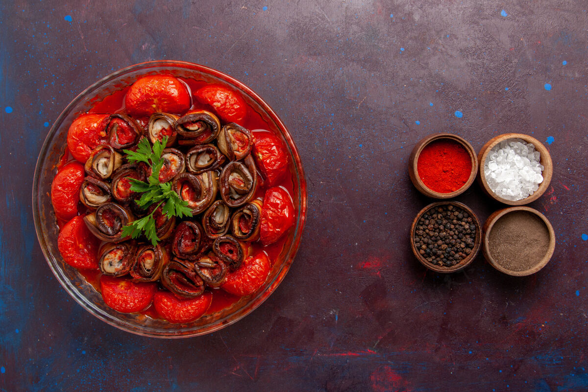食物俯瞰烹饪蔬菜餐美味的西红柿和茄子与调味料在黑暗的地板上烹饪食物餐菜新鲜晚餐美味