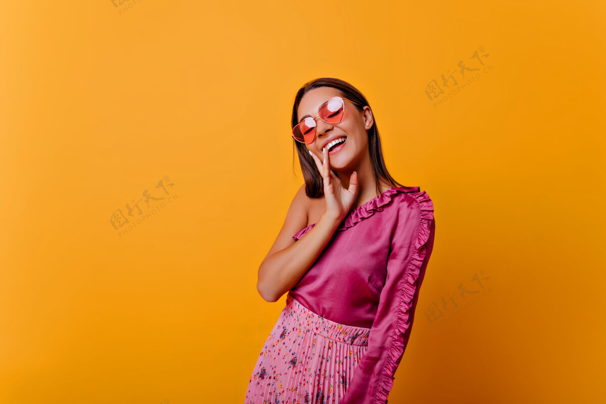 黑发一个穿着粉色上衣 摆着褶边造型的阿尔姆女士 展示着喜悦模特裸妆的照片 在舒适的氛围中情绪性感裙子