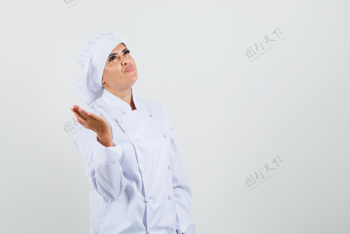 专业身穿白色制服的女厨师摊开手掌 看上去充满希望菜肴传播新鲜