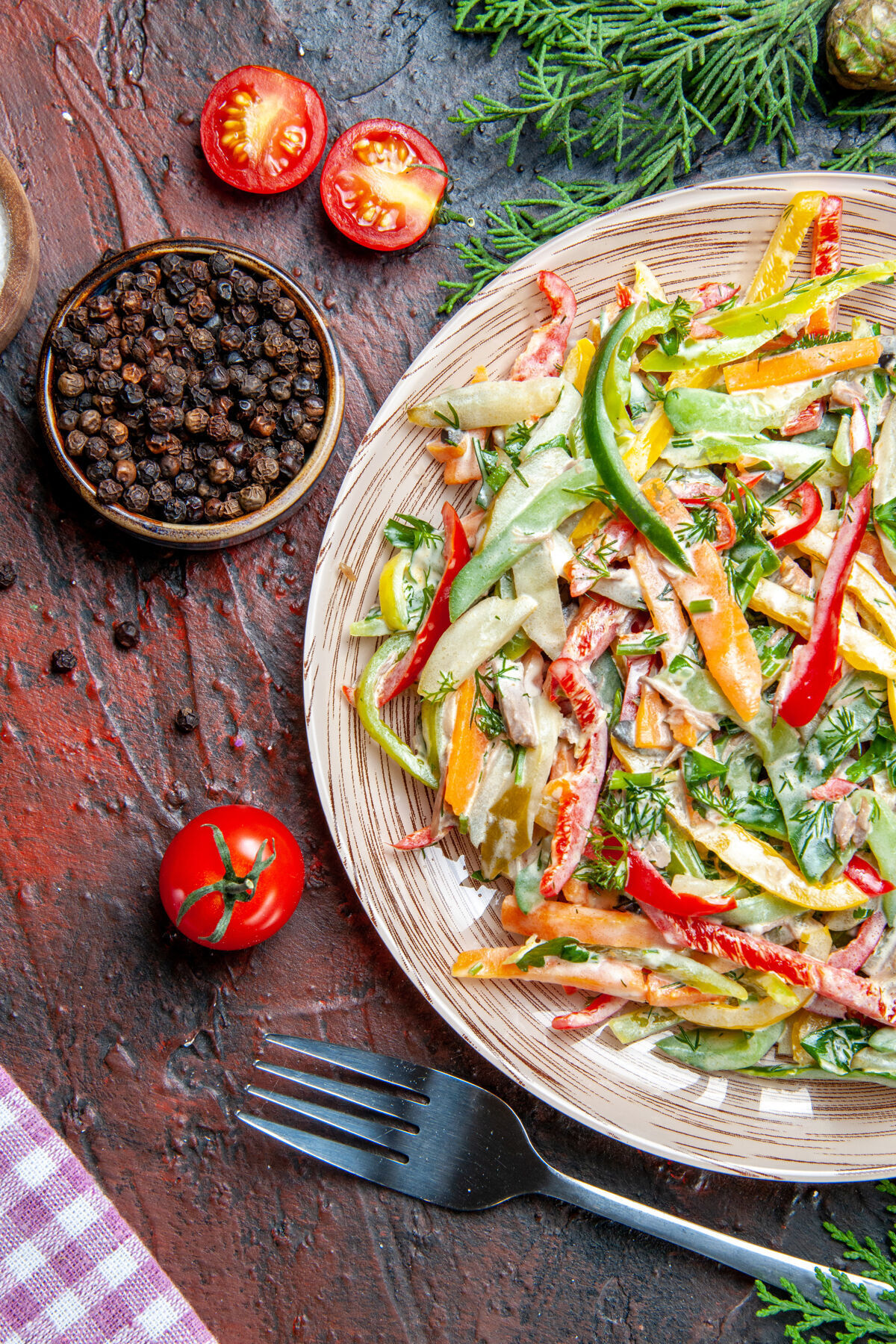 蔬菜顶视图蔬菜沙拉在盘子桌布叉子黑胡椒西红柿在深红色的桌子上膳食蔬菜沙拉菜肴