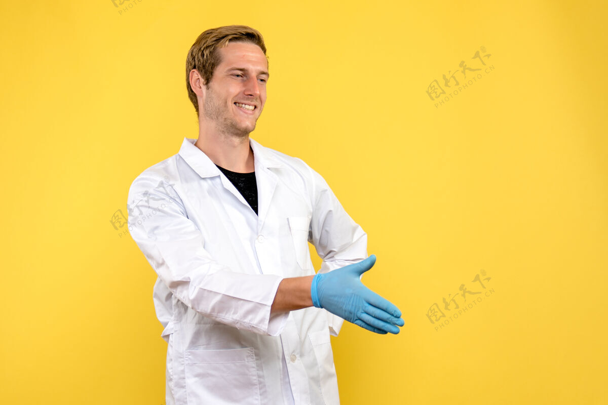 实验室正面图男性医生握手黄色背景卫生医疗科维德-大流行服装医生外套