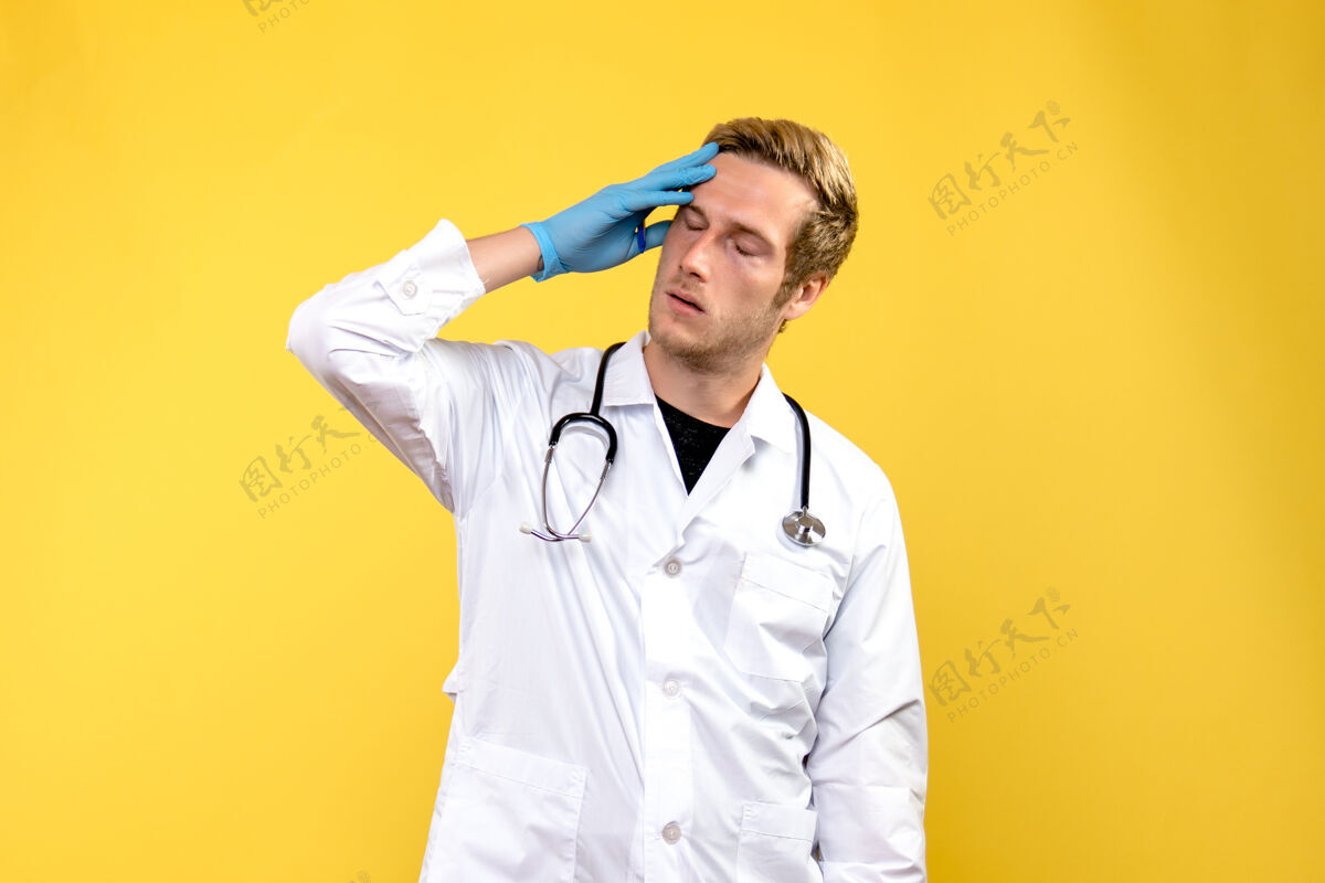 外套黄色背景卫生医疗卫生院男医生累了药品听诊器疲劳