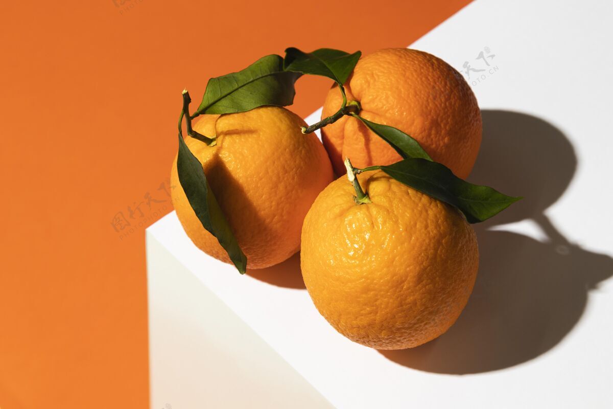 美食讲台上高角度的橘子水果横美味